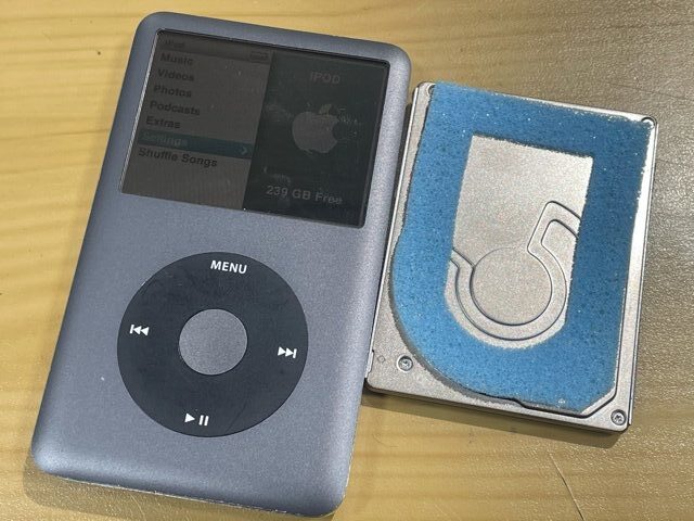 【iPod classic の容量アップ】堺市西区浜寺船尾町西よりHDDをSDに換装依頼でご来店です【160GBから256GBへ